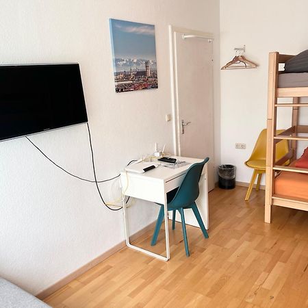 Gemuetliche Privatzimmer Mit Geteiltem Bad, Kueche Und Garten มิวนิก ภายนอก รูปภาพ